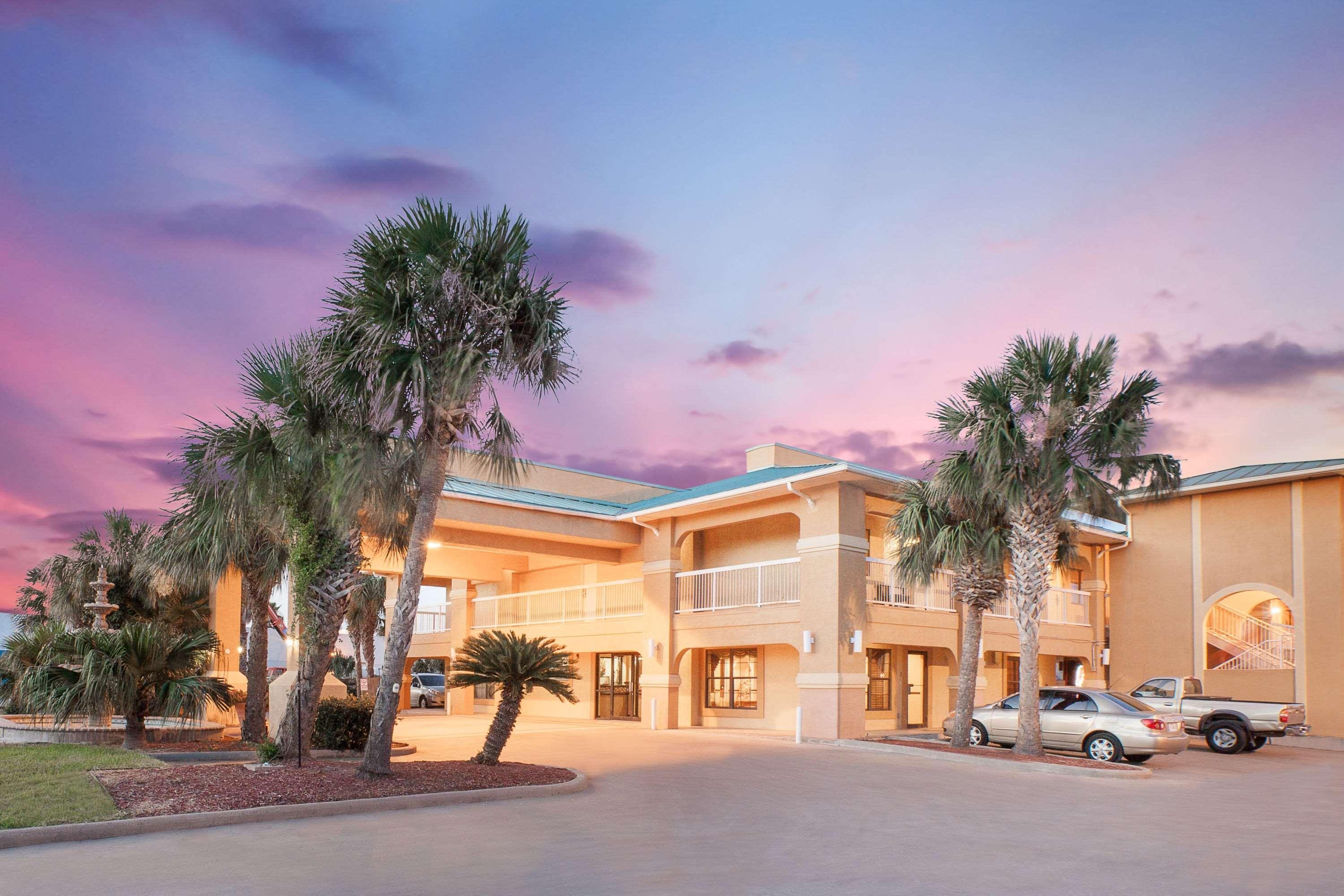 Super 8 By Wyndham Hotel