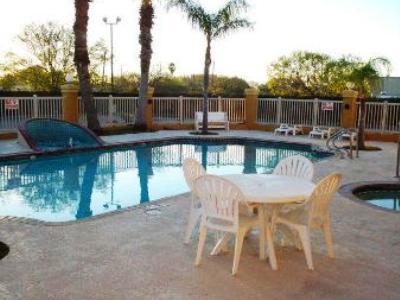 Super 8 By Wyndham Hotel 2*